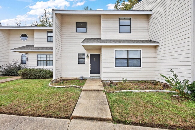 Building Photo - 3/2 townhouse at the Rez!