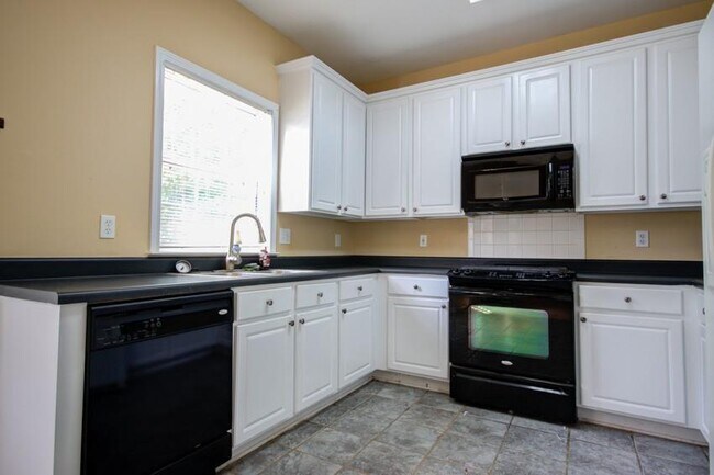 Photo - 589 Reading Ct NE