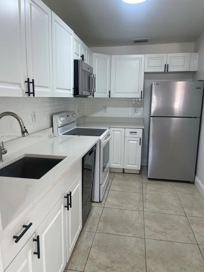 Photo - 2329 NE 173rd St Apartamento Unidad FRONT