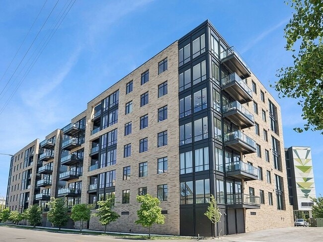 Building Photo - 1701 W Webster Ave Unit 611