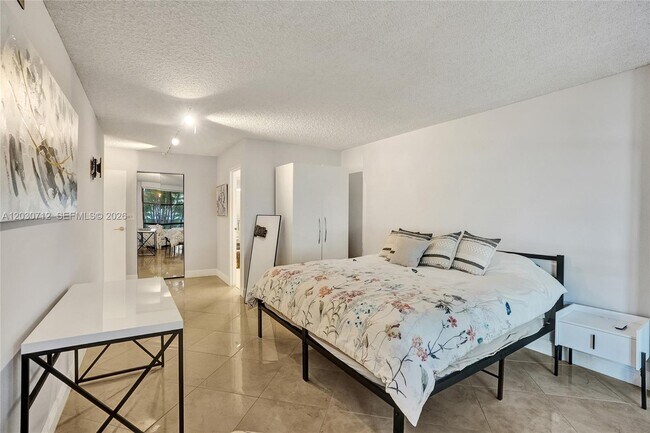 Photo - 1000 Parkview Dr Unit 104