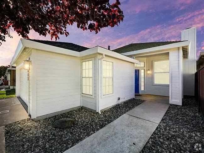 Building Photo - 6643 Laguna Park Dr Rental