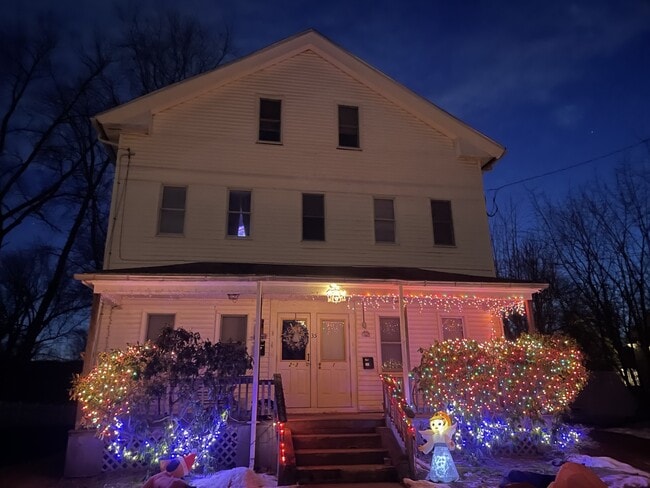 Building Photo - 35 Pleasant St Unit 3