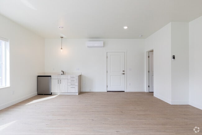 3BR, 2.5BA - 2,050SF