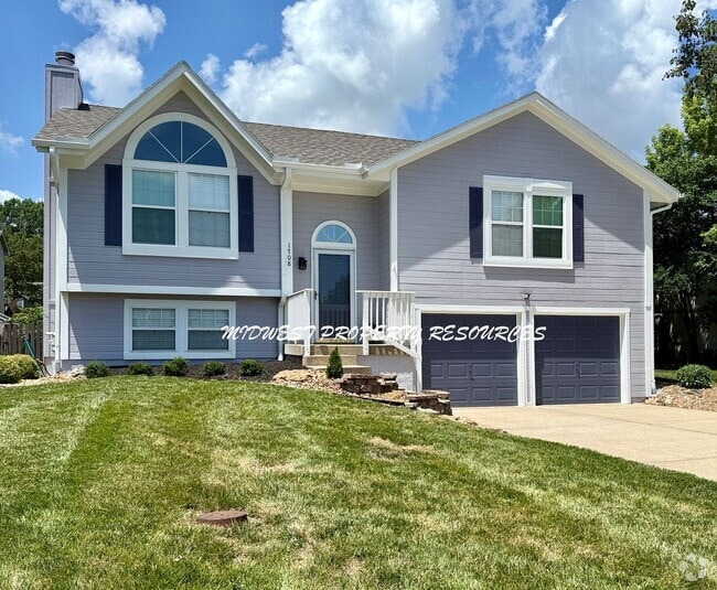 Building Photo - Beautifully Updated 3 Bed, 2 Bath Split-Le... Rental