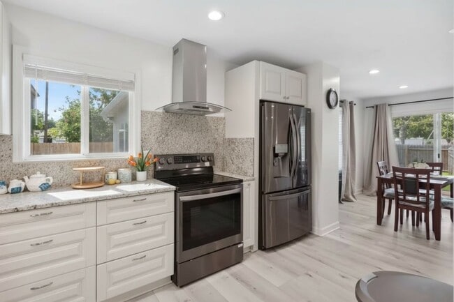 Photo - 292 Richardson Rd NW