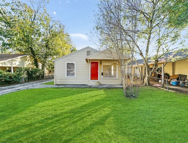 Building Photo - 203 W Hart Ave