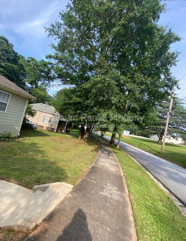 Photo - 1680 Hill St NE