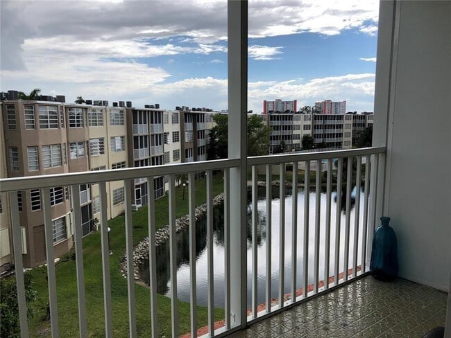 Building Photo - 1700 NE 191st St Unit 401