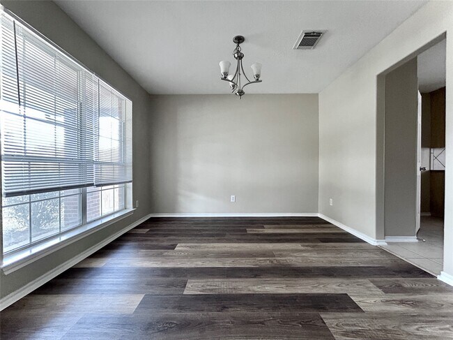 Photo - 21814 Kardy St