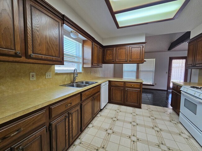 Photo - (3) Bed/(2) Bath in NW Norman Avail NOW!