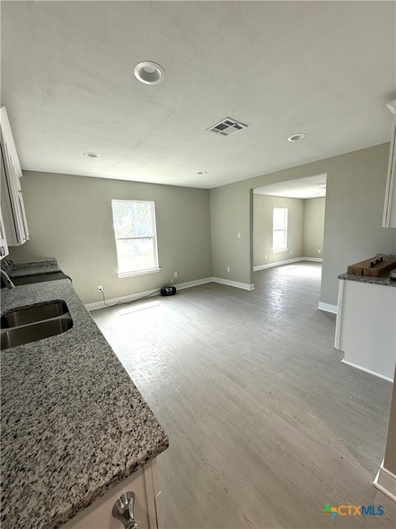 Photo - 1851 Connell St