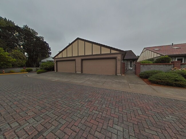 Building Photo - 3 Bedroom Duplex ~ Close to Timberhill Sho... Rental