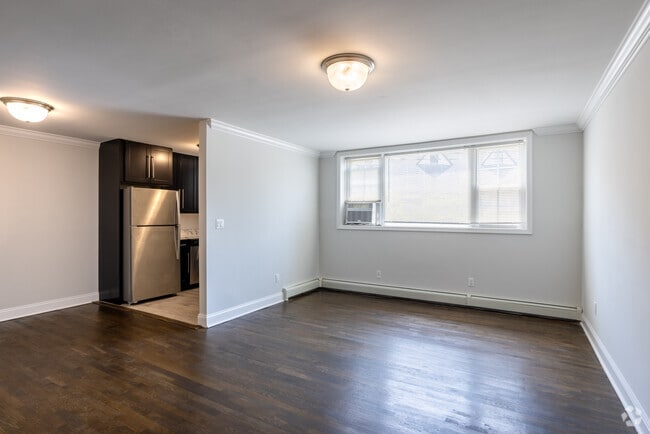 2BR, 1BA - 905SF