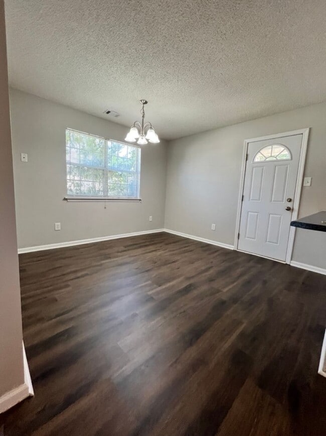 Photo - 206 Worthington Ln