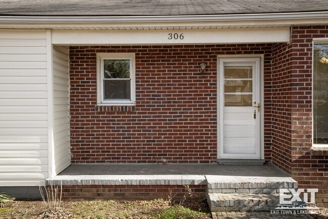 Photo - 3 Bedroom/1 Bathroom Brick Ranch For Rent
