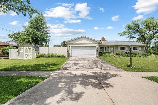 Photo - 818 Leahy Cir E