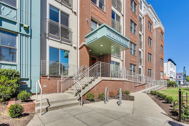 Building Photo - 1350 Maryland Ave NE Unit 205