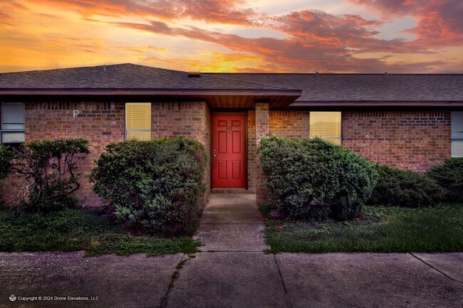 Building Photo - ***Cute 2 Bedroom Apartment in Eagle Lake Unit 2137