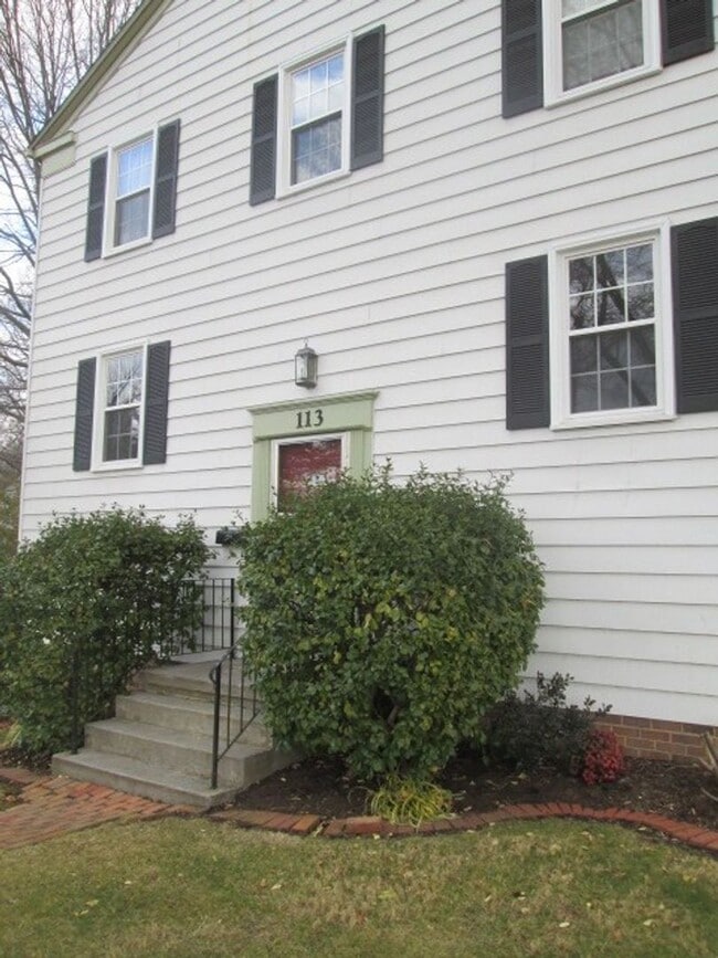 Building Photo - 3 Bedroom 2 Full and 2 Half Bath Townhome ...