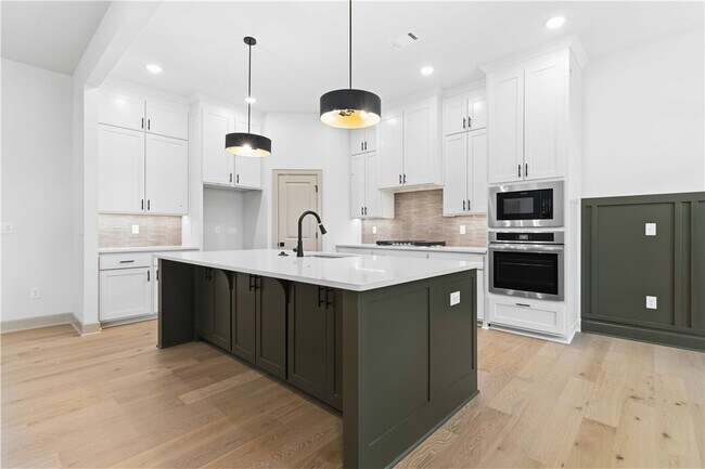 Photo - 1070 Whistler St