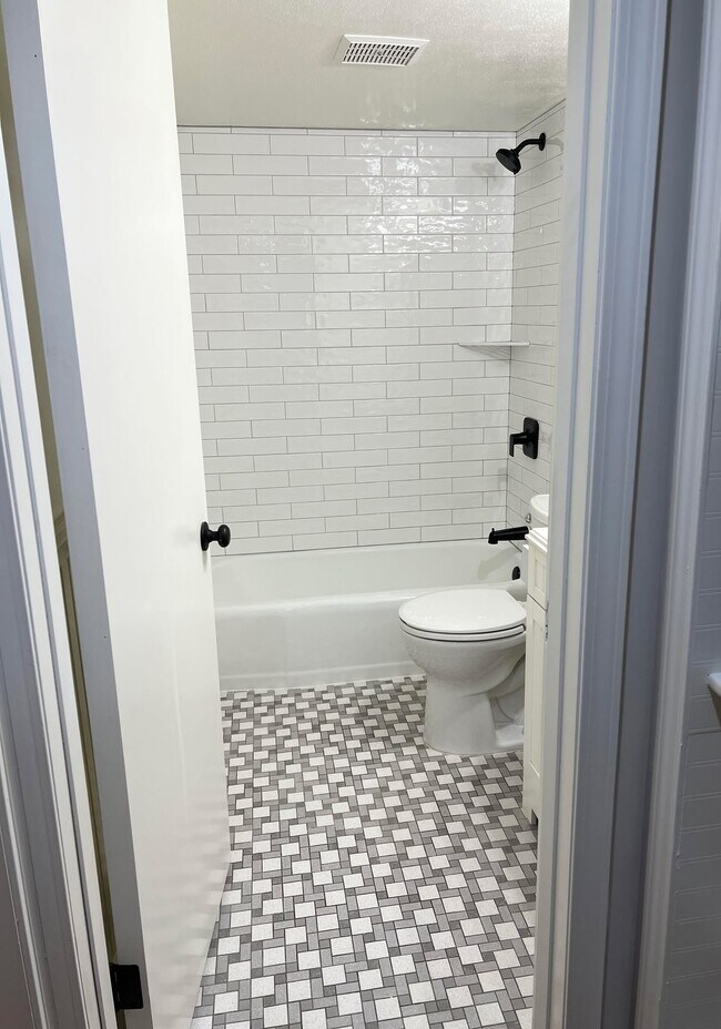 Photo - 700 E Genesee St Unidad C12