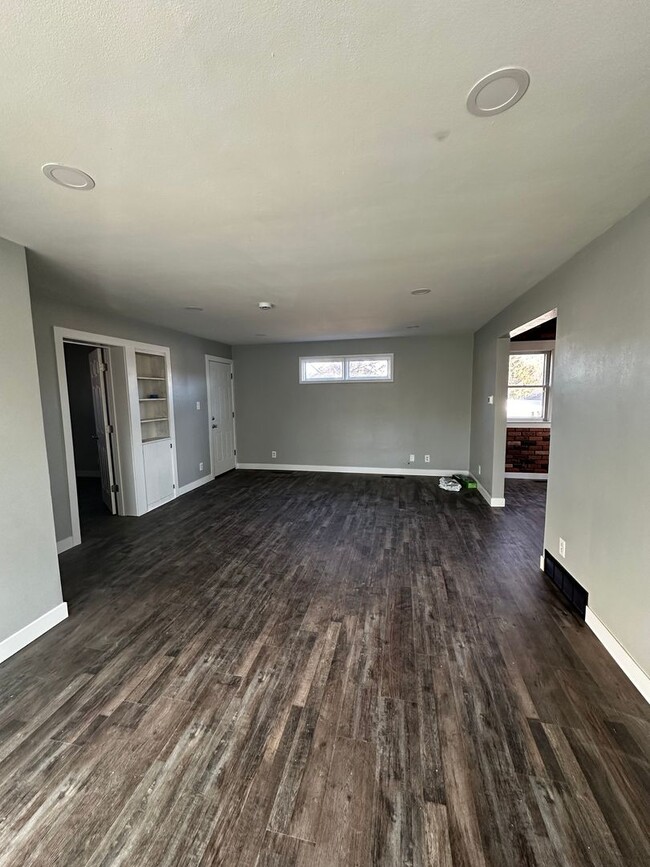 Building Photo - 1946 St Lawrence Ave Unit Lower