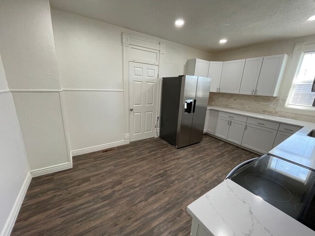 Building Photo - Newly Renovated 4 bedroom with land!