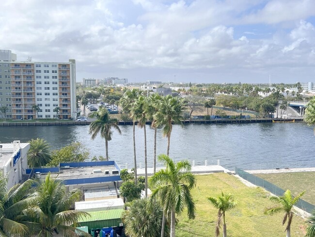 Building Photo - 3020 NE 32nd Ave Unit 608