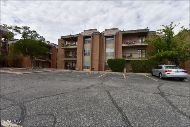 Building Photo - 4433 N Stanton St Unit 309H