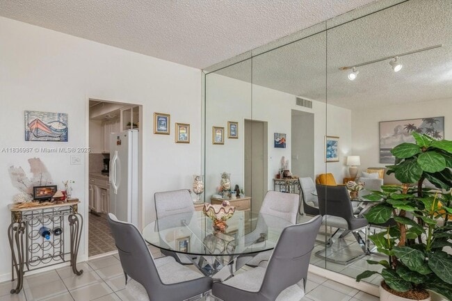 Photo - 4925 Collins Ave Unit 2D