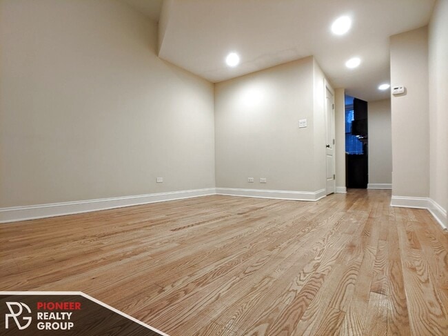 Photo - 4032 N Ashland Ave Unidad 4036.5-Garden South