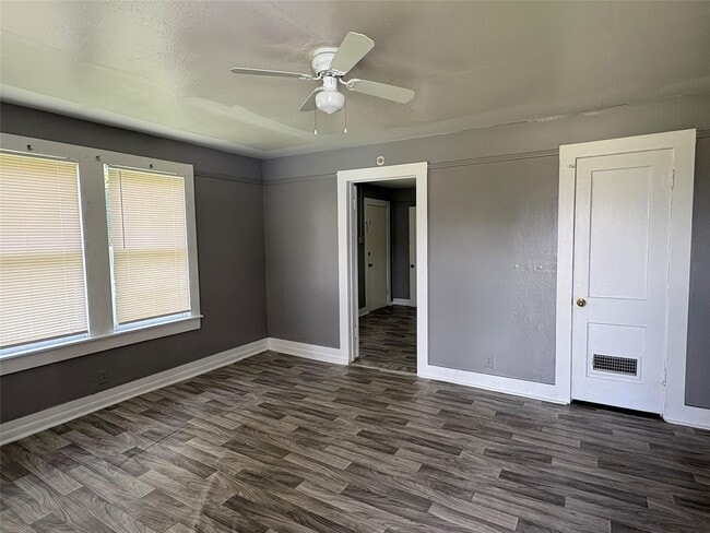 Photo - 715 W 4th St