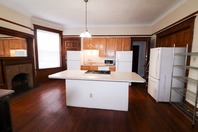 Building Photo - 2705 Eden Ave Unit 1