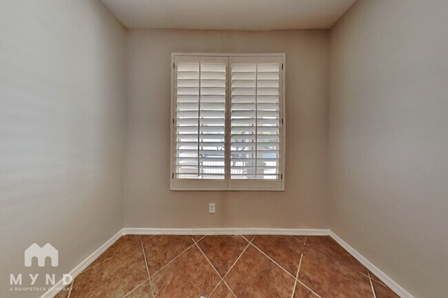 17524 W Mandalay Ln