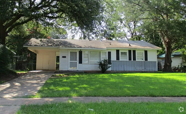 Building Photo - 3 bedroom 1 bathroom Rental