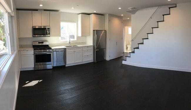 Building Photo - 835 1/2 Waterloo St Unit 835 1/2