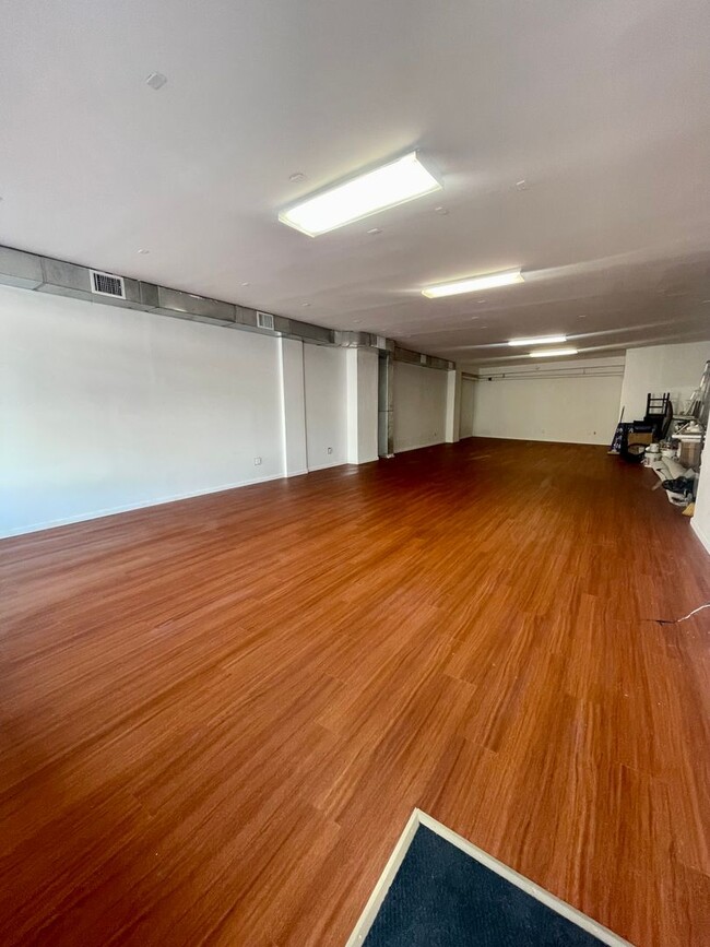 Building Photo - 6978 Unit RETAIL Rental