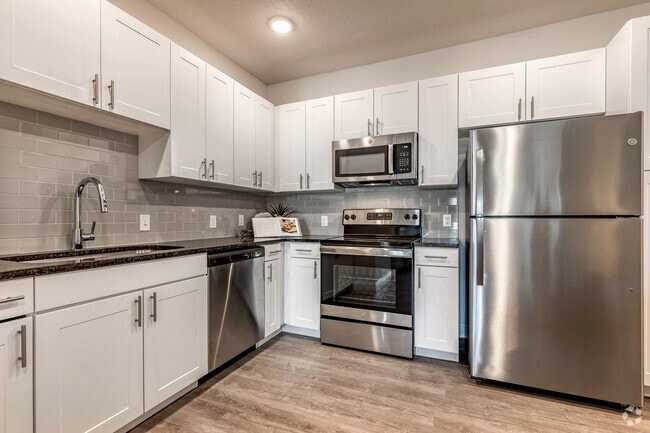 1BR, 1BA - 689SF