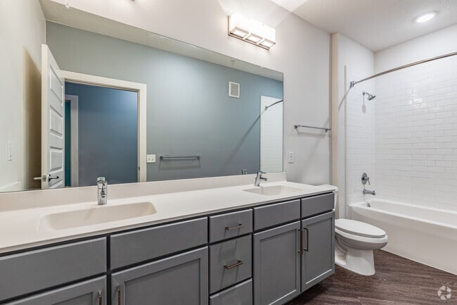 2 BR , 2 BA - 1,067SF