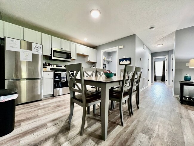 Photo - 3 bedroom home w/ privately fenced yard + hot tub.