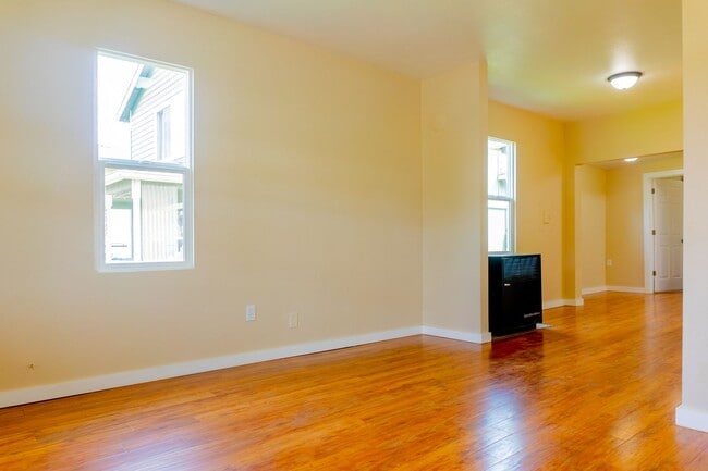 Photo - Spacious 3 bedroom / 2 bathroom single family home available in Tacoma!