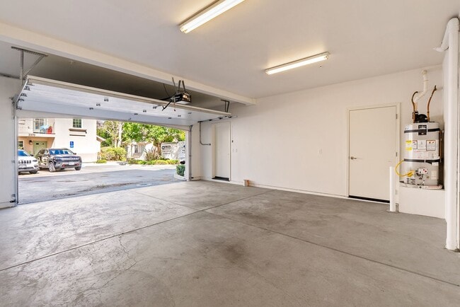 Photo - 2 Bedroom 1.5 Bath townhouse with private balcony and 2 car garage Unidad 3368 #1