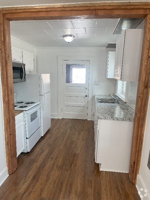 Building Photo - 18 W Pacific St Rental