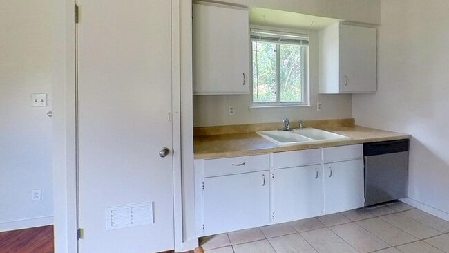 Photo - 210 Jackman St