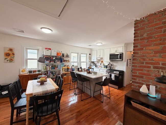 Building Photo - 52 Raymond Ave Unit 1