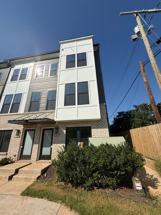 6010 Old Pineville Rd