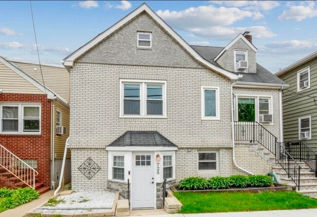 1st floor apartment - 728 Golden Ave Unit 1