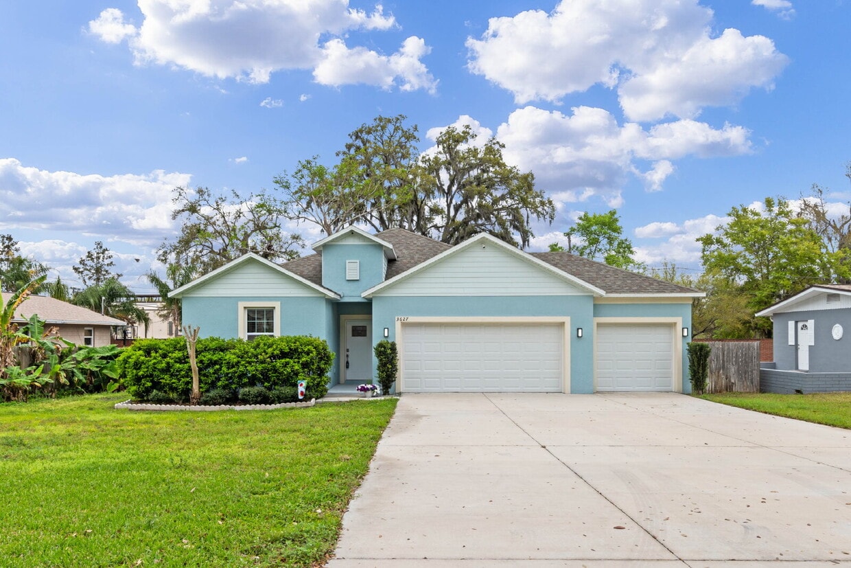 Spacious 4-Bed / 2-Bath Home with 3-Car Ga... - Spacious 4-Bed / 2-Bath Home with 3-Car Ga...