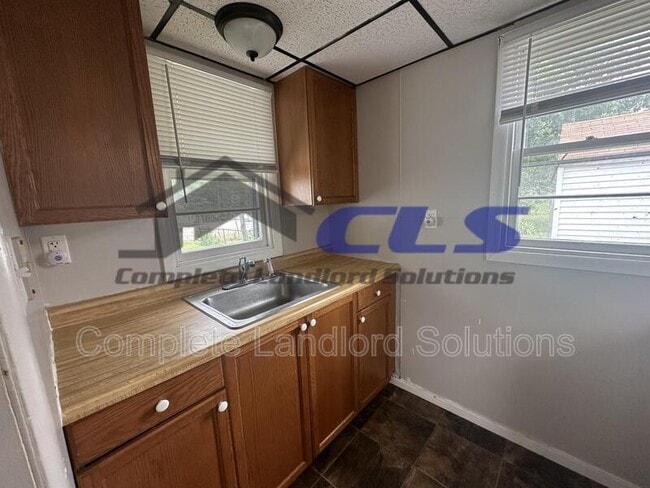 Building Photo - 916 Kussner St Rental